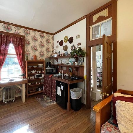 The Victorian Cottage At Creekside Camp & Cabins Marble Falls Exterior photo